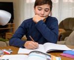 ۱۰ راهکار برای والدین در کمک به نوشتن تکالیف مدرسه