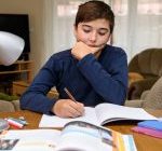۱۰ راهکار برای والدین در کمک به نوشتن تکالیف مدرسه